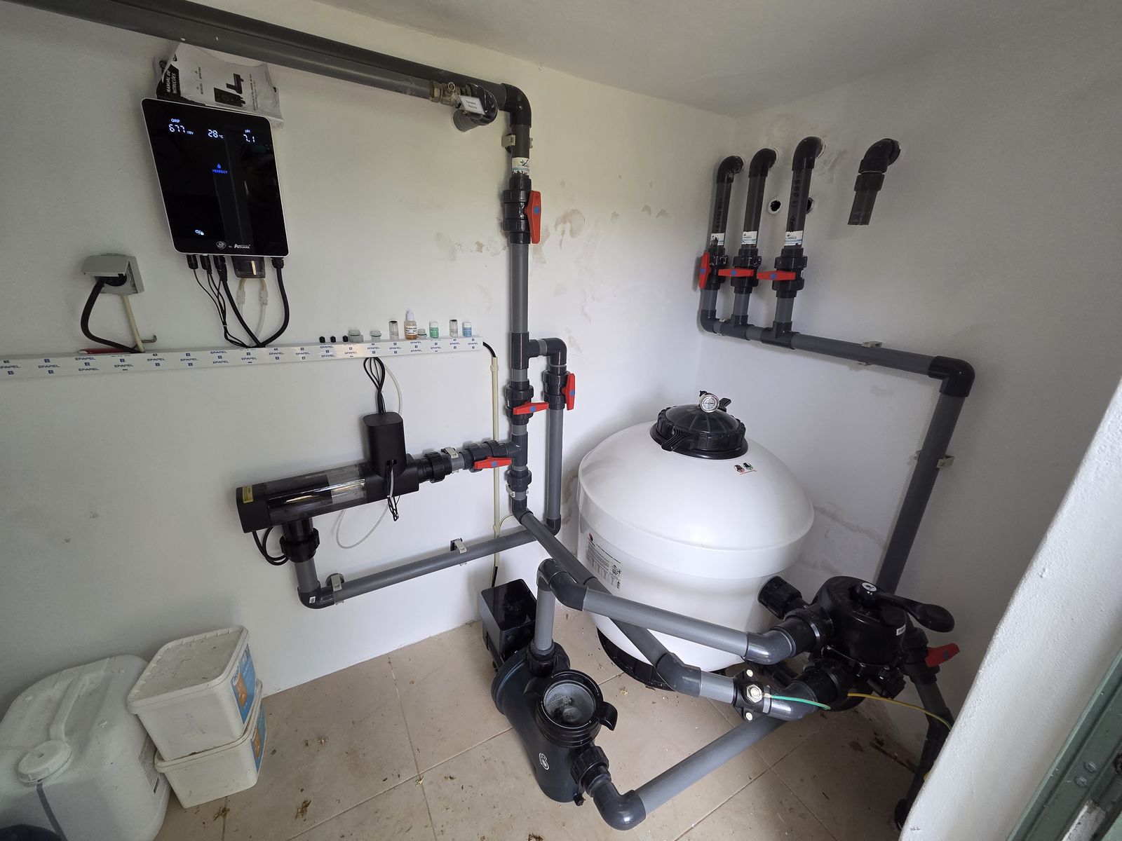 Casa das máquinas com filtro de areia, bomba e controlo automático de pH e ORP