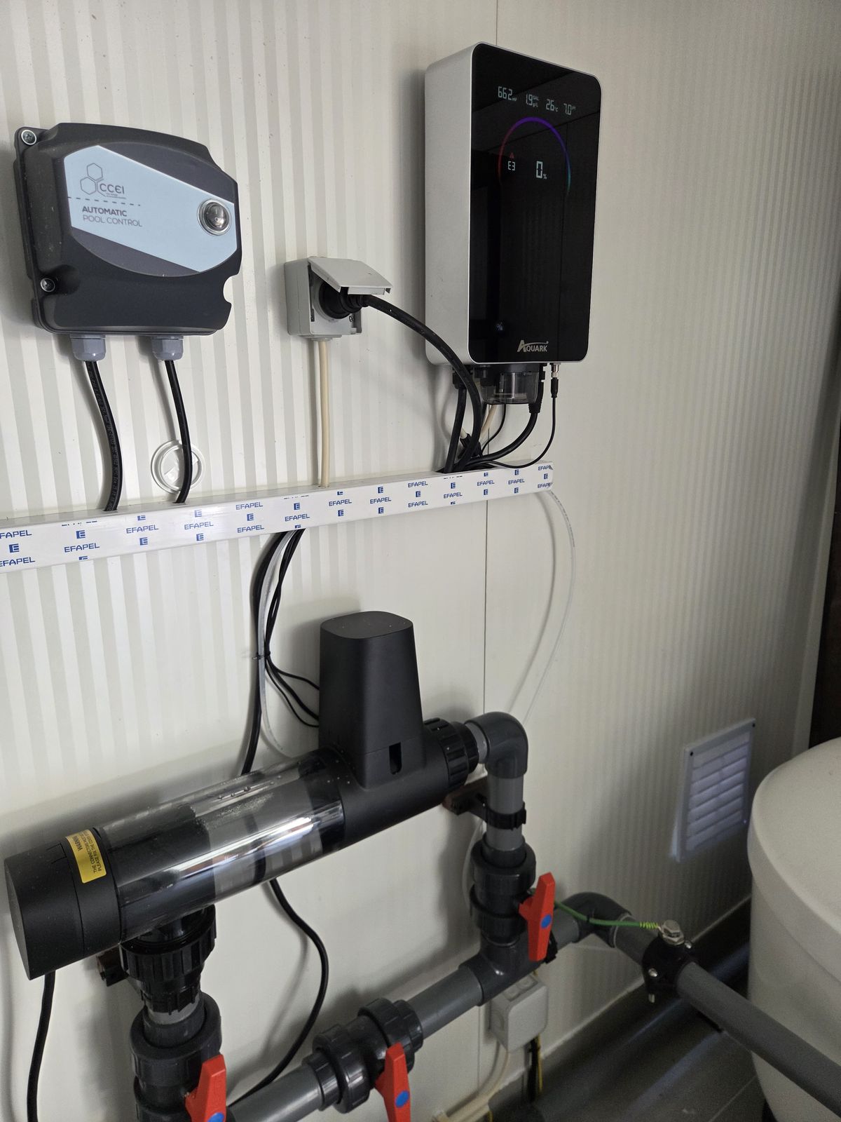 Eletrolisador salino e unidade de controlo automático montados na parede