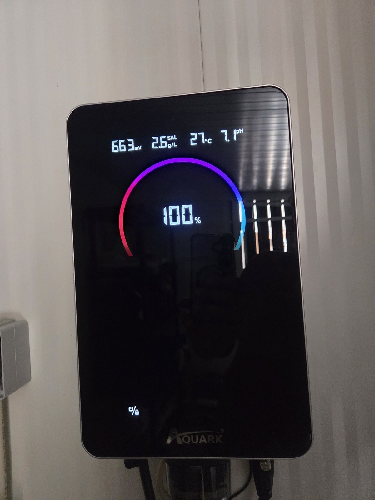 Ecrã do eletrolisador salino Aquark com salinidade, temperatura e pH