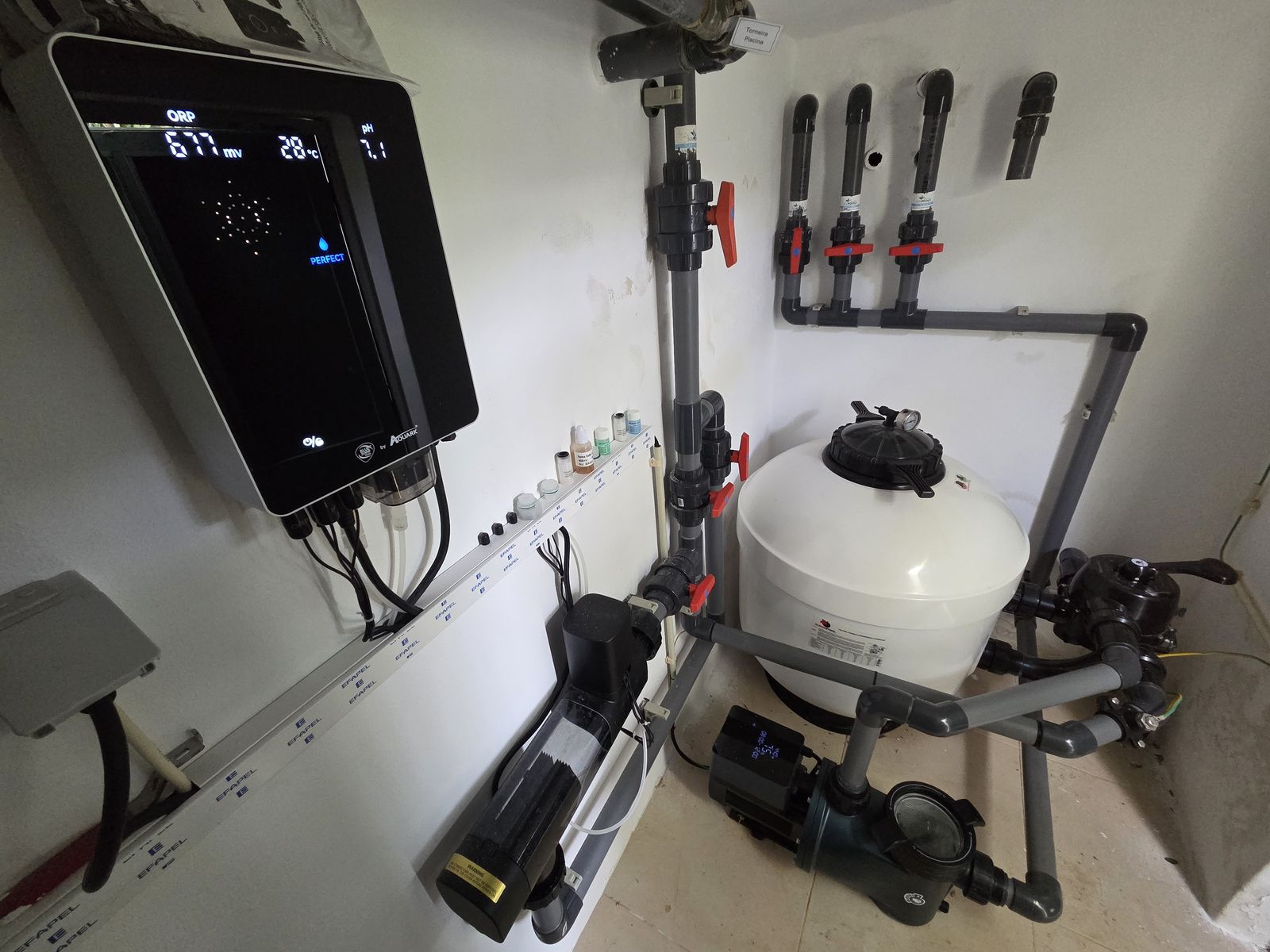 Painel de controlo automático a indicar ORP 677 mV, 28 °C e pH 7,1