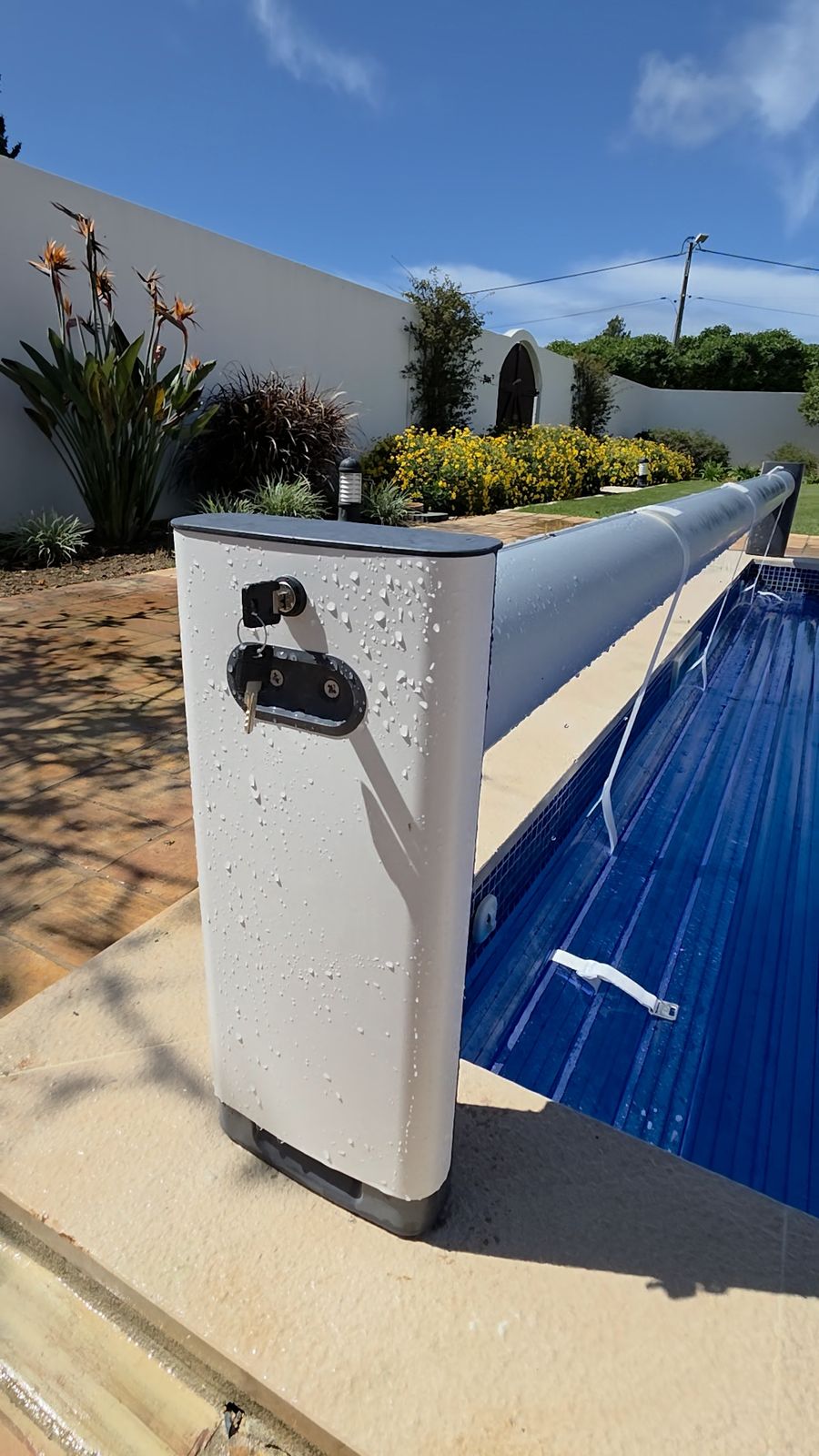 Cobertura automática de lâminas instalada numa piscina de vivenda no Algarve